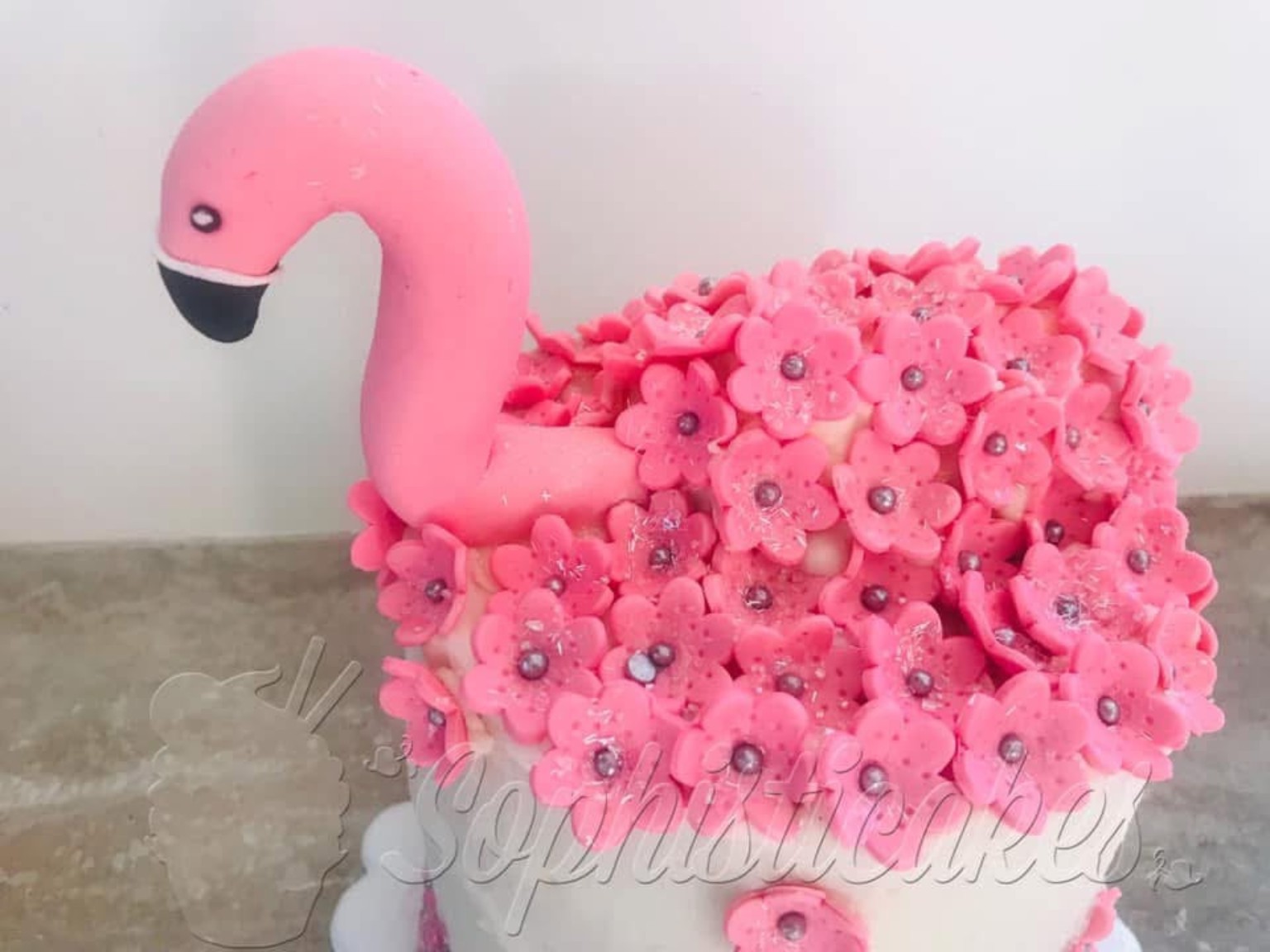 Queque personalizado con decoración de flamingo rosado y flores