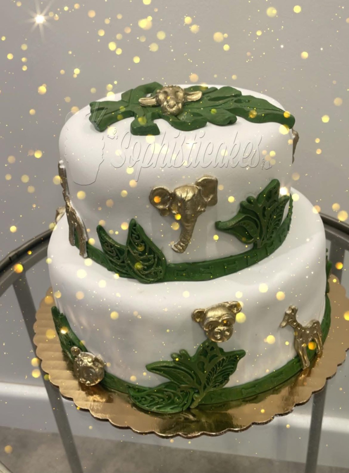 Letter cake decorado con fresas, macarons, flores y crema